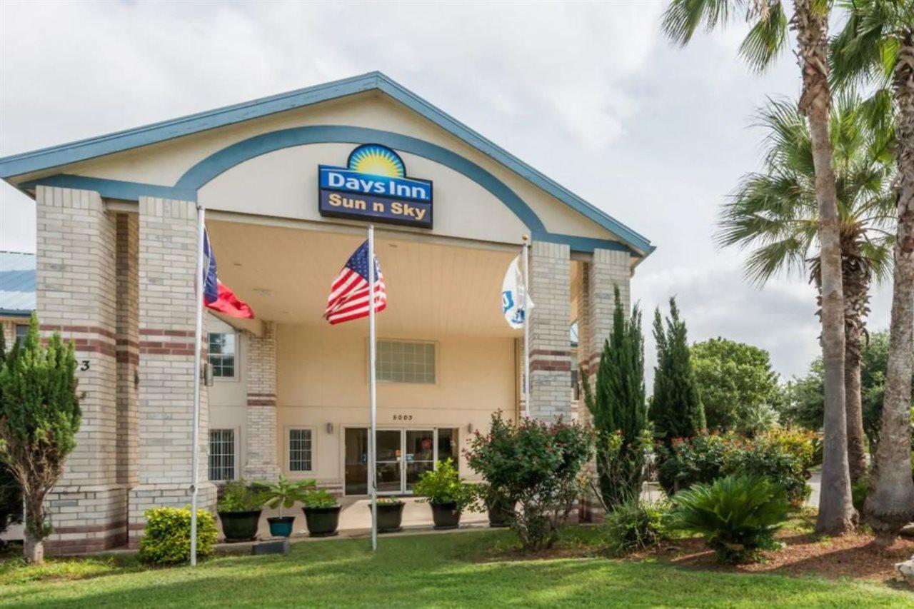 Days Inn By Wyndham San Antonio Southeast Frost Bank Center Exterior photo