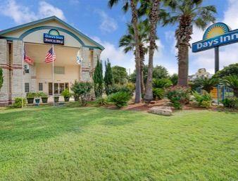 Days Inn By Wyndham San Antonio Southeast Frost Bank Center Exterior photo