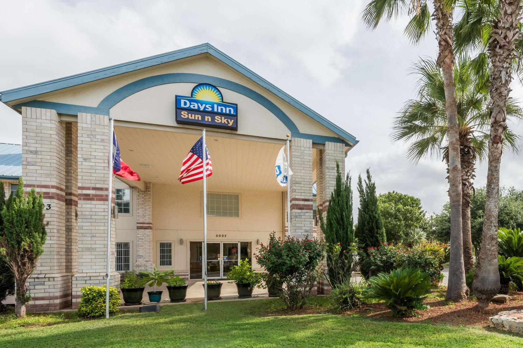 Days Inn By Wyndham San Antonio Southeast Frost Bank Center Exterior photo