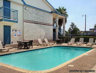 Days Inn By Wyndham San Antonio Southeast Frost Bank Center Exterior photo
